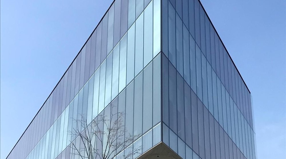 La tecnologia formato pellicola. Gli edifici dotati di ampie superfici vetrate espongono maggiormente gli ambienti all’irraggiamento ...